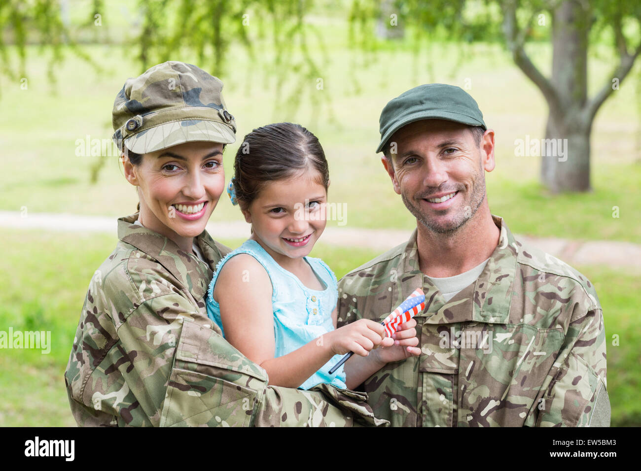 Armee-Eltern mit ihrer Tochter wieder vereint Stockfoto