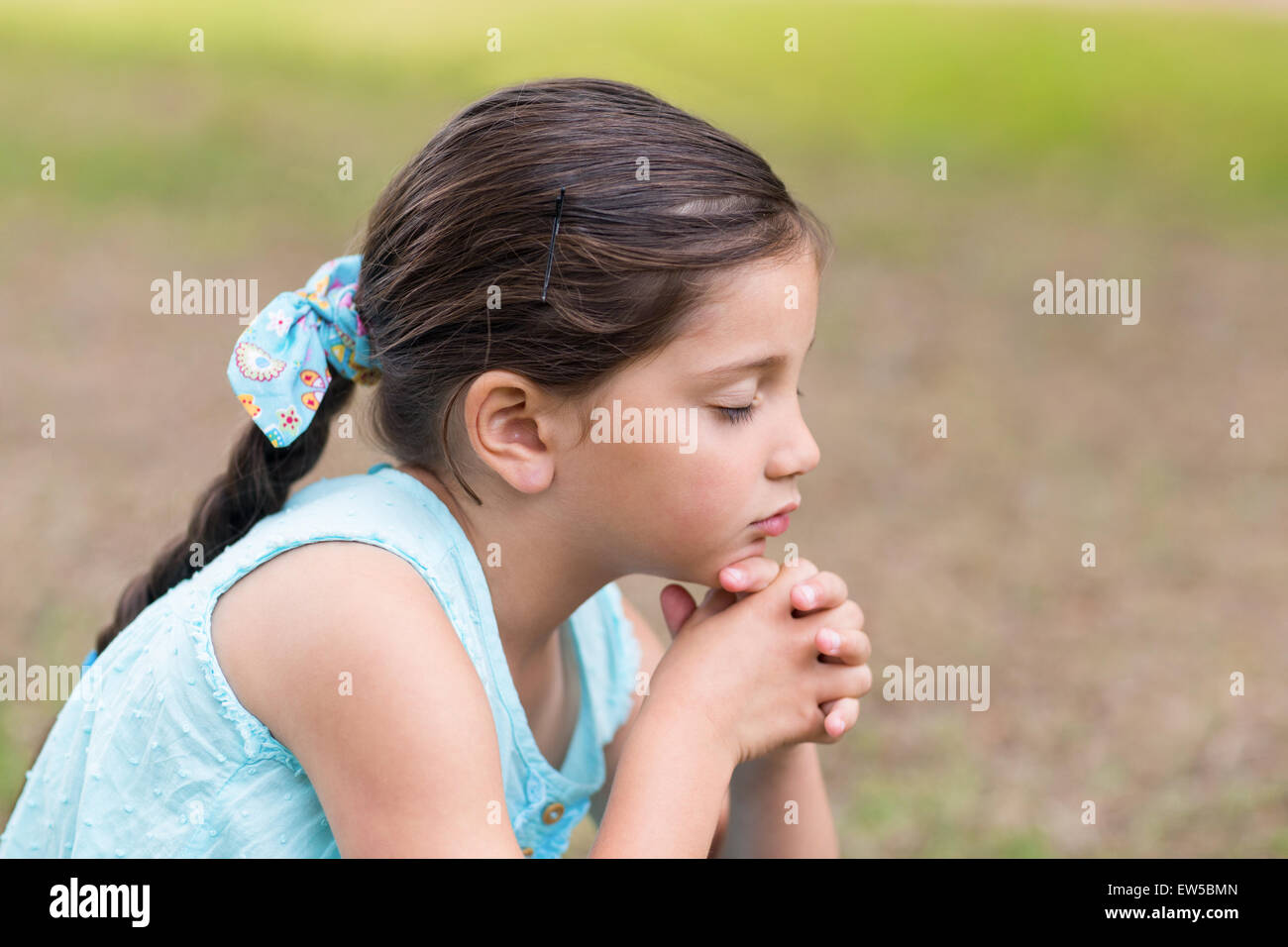 Kleines Mädchen sagen seine Gebete Stockfoto