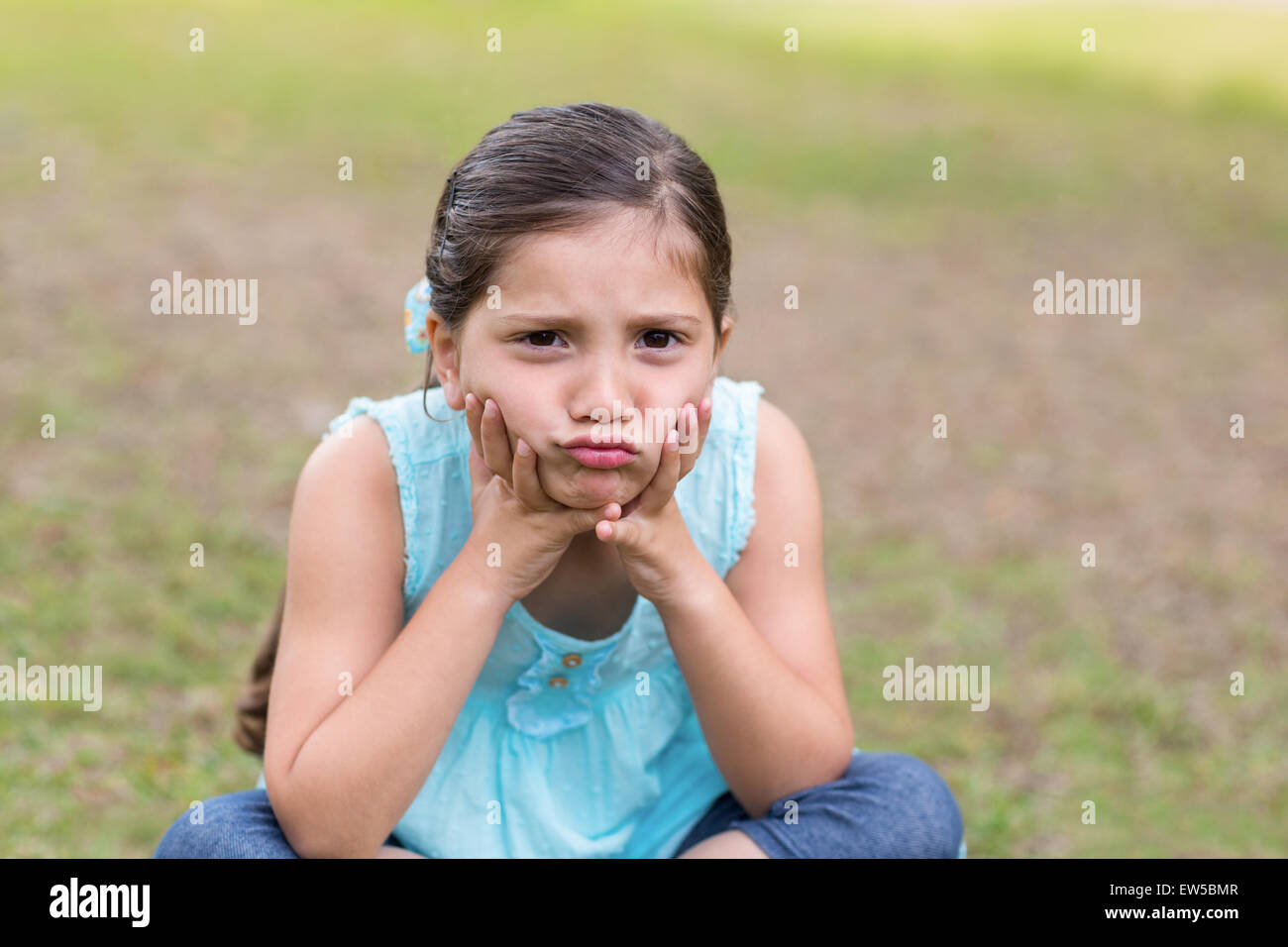 Kleiner Junge traurig im park Stockfoto