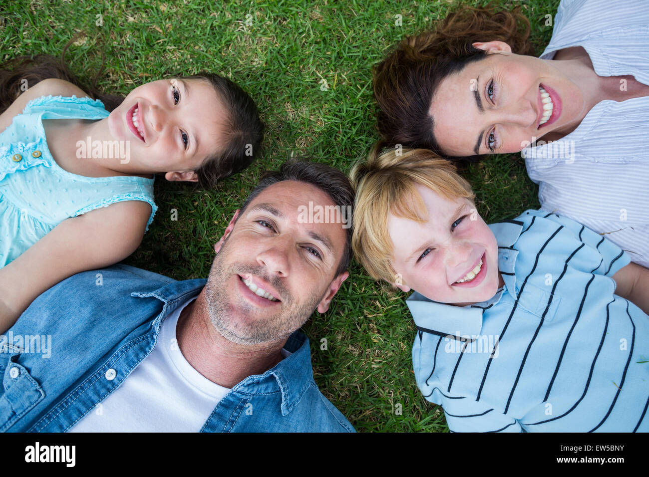 Glückliche Familie im Park zusammen Stockfoto