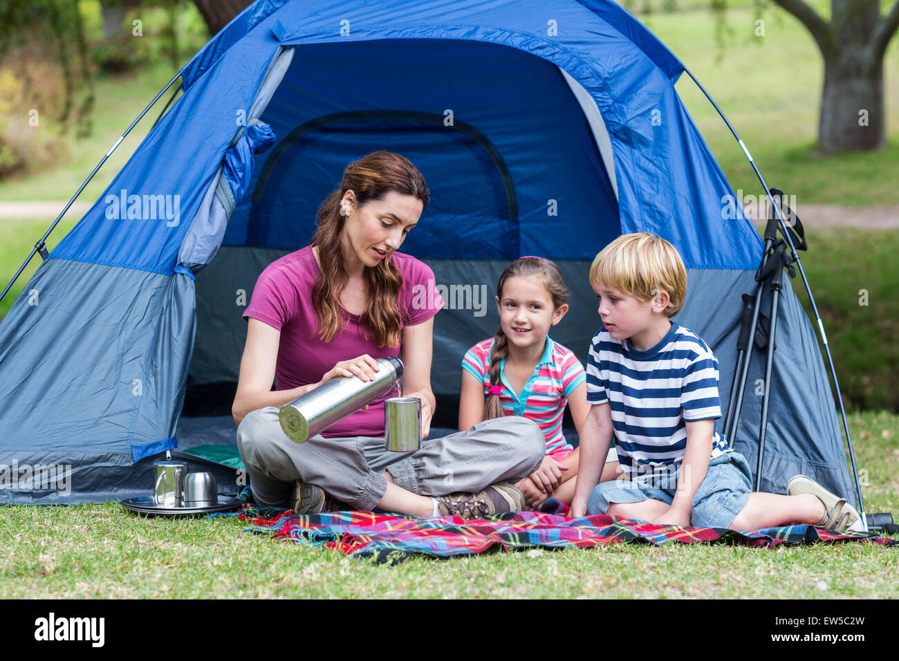 Mutter und Kinder Spaß im park Stockfoto