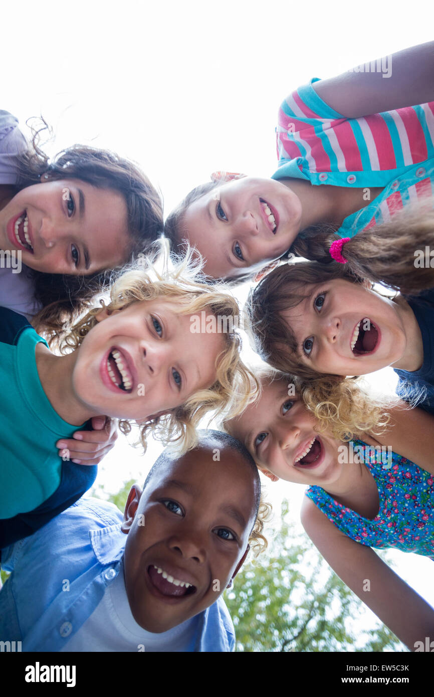 Glückliches Kind im Park zusammen Stockfoto