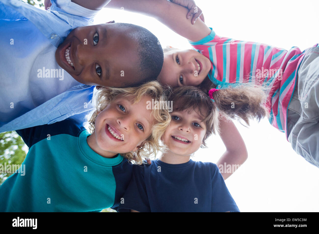 Glückliches Kind im Park zusammen Stockfoto