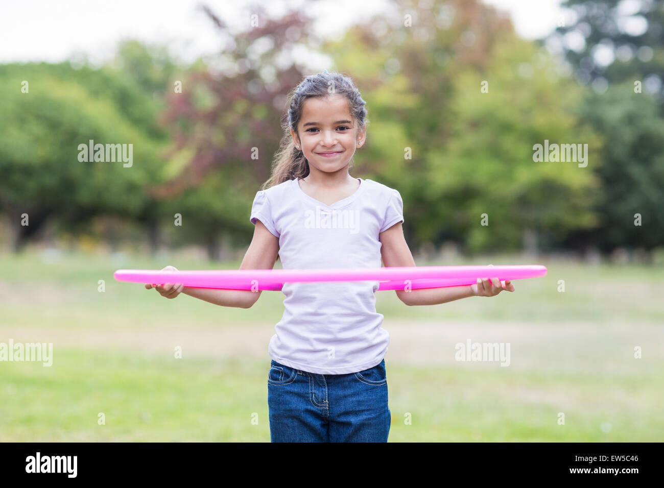 glückliches Mädchen spielen mit Hula hoops Stockfoto