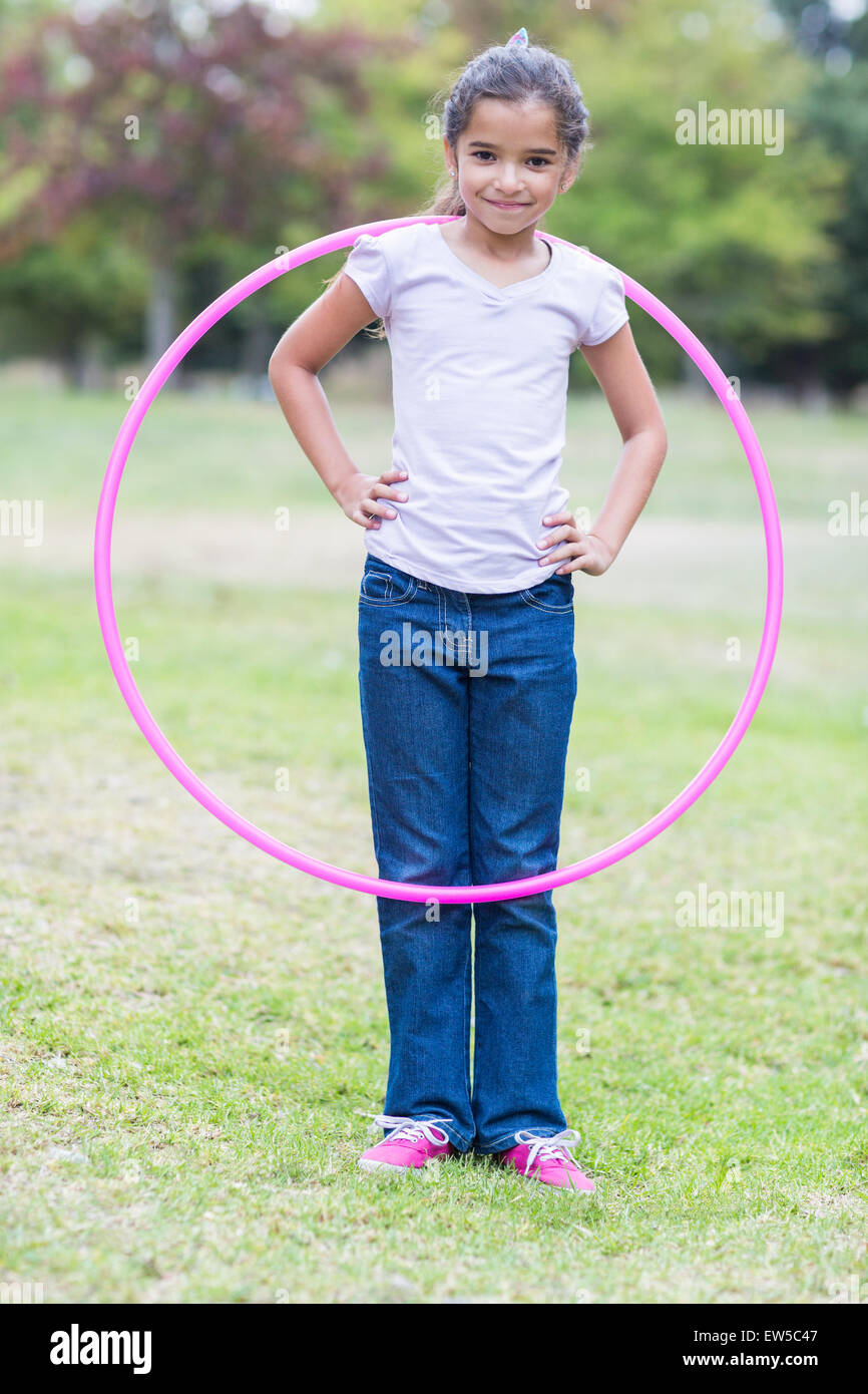 glückliches Mädchen spielen mit Hula hoops Stockfoto