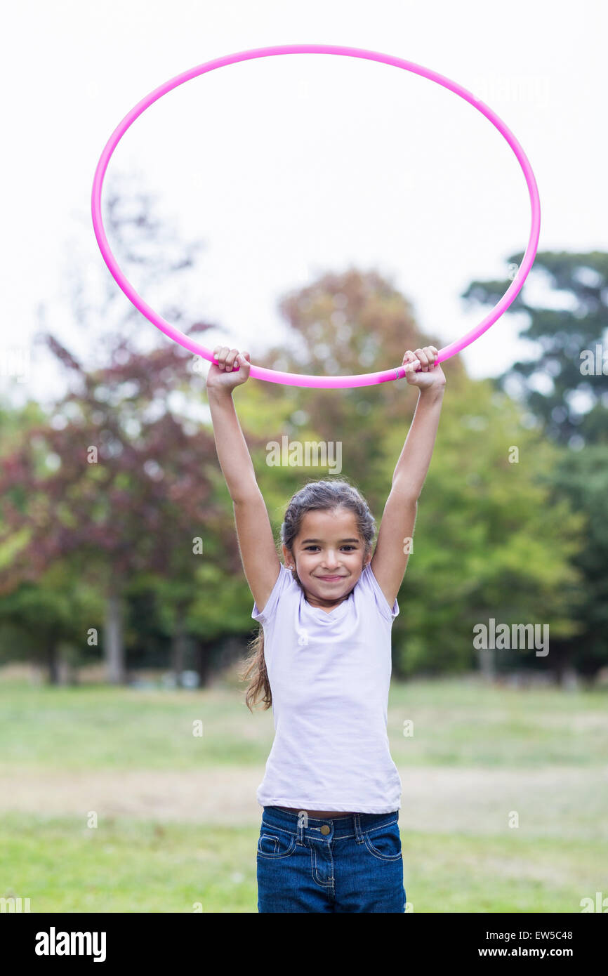 glückliches Mädchen spielen mit Hula hoops Stockfoto