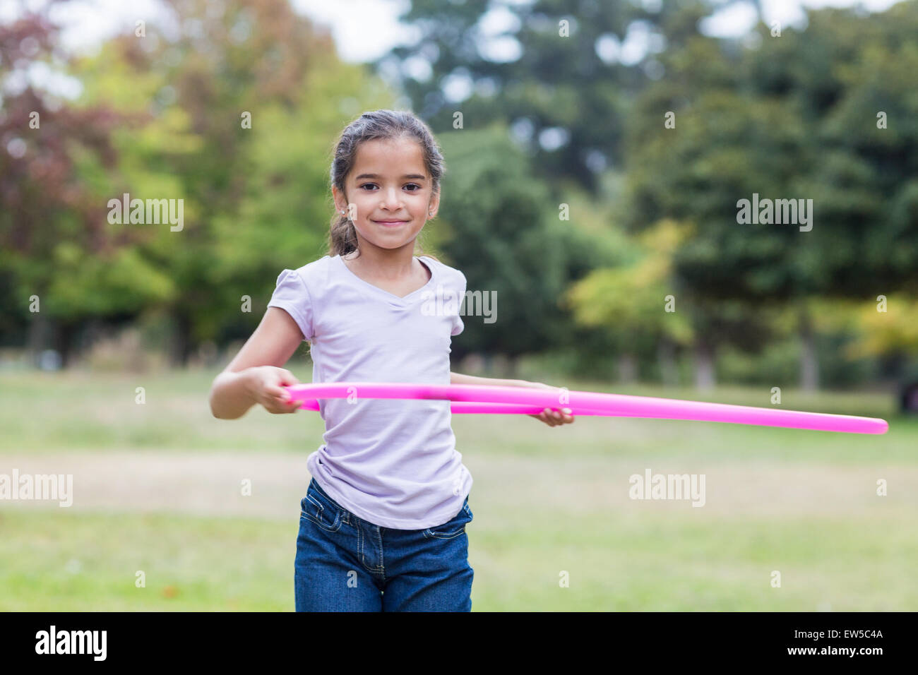 glückliches Mädchen spielen mit Hula hoops Stockfoto