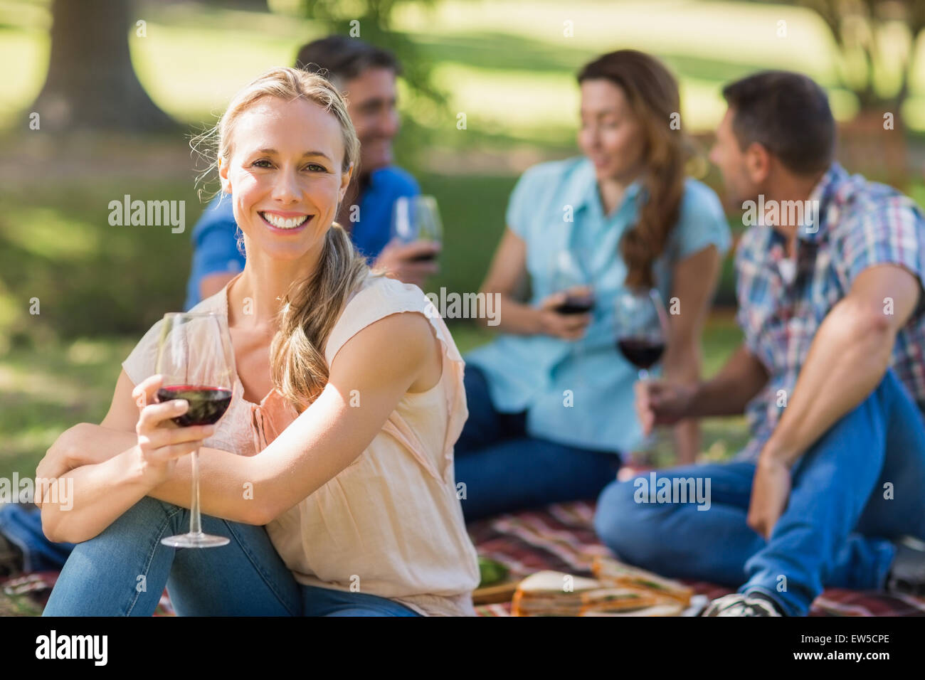 Glückliche Paare im park Stockfoto