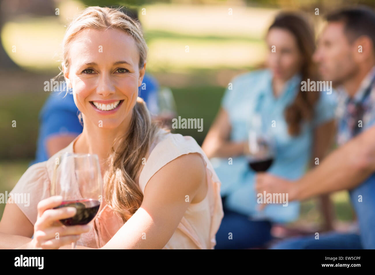 Glückliche Paare im park Stockfoto