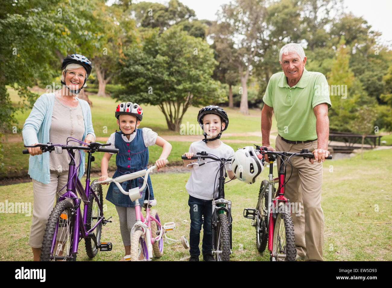 Glückliche Großeltern mit ihren Enkelkindern auf ihr Fahrrad Stockfoto
