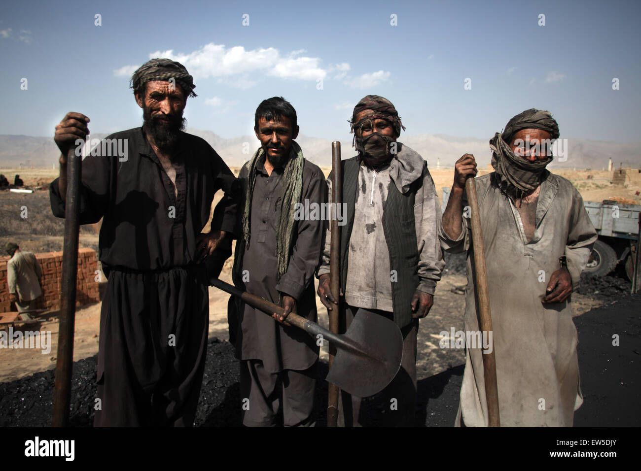 Kabul, Afghanistan. 17. Juni 2015. Afghanische Arbeiter posieren für ein Foto in einer Ziegelei in Kabul, Afghanistan, 17. Juni 2015. © Ahmad Massoud/Xinhua/Alamy Live-Nachrichten Stockfoto