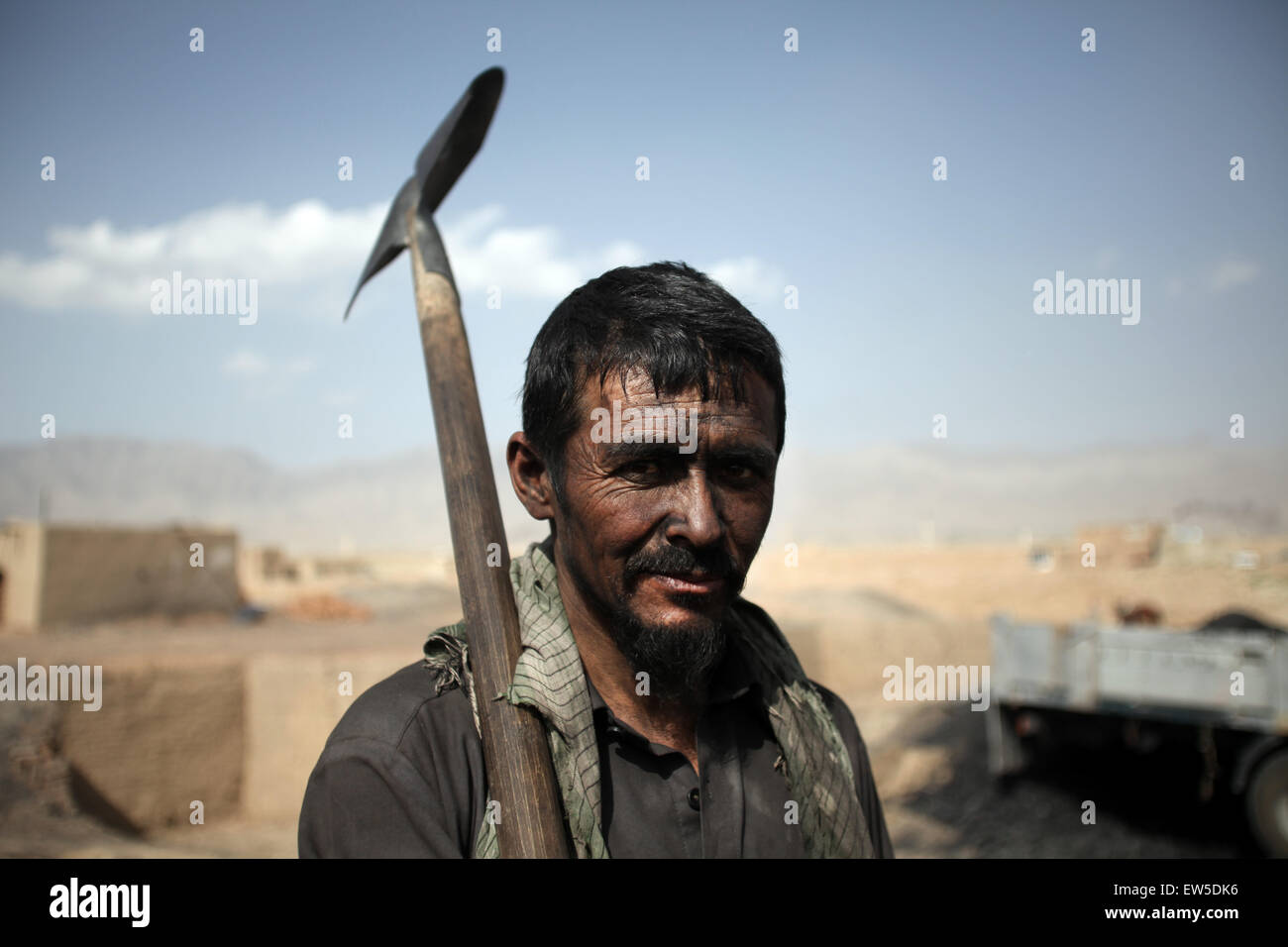 Kabul, Afghanistan. 17. Juni 2015. Eine afghanische Arbeiter posiert für ein Foto an eine Ziegelei in Kabul, Afghanistan, 17. Juni 2015. © Ahmad Massoud/Xinhua/Alamy Live-Nachrichten Stockfoto