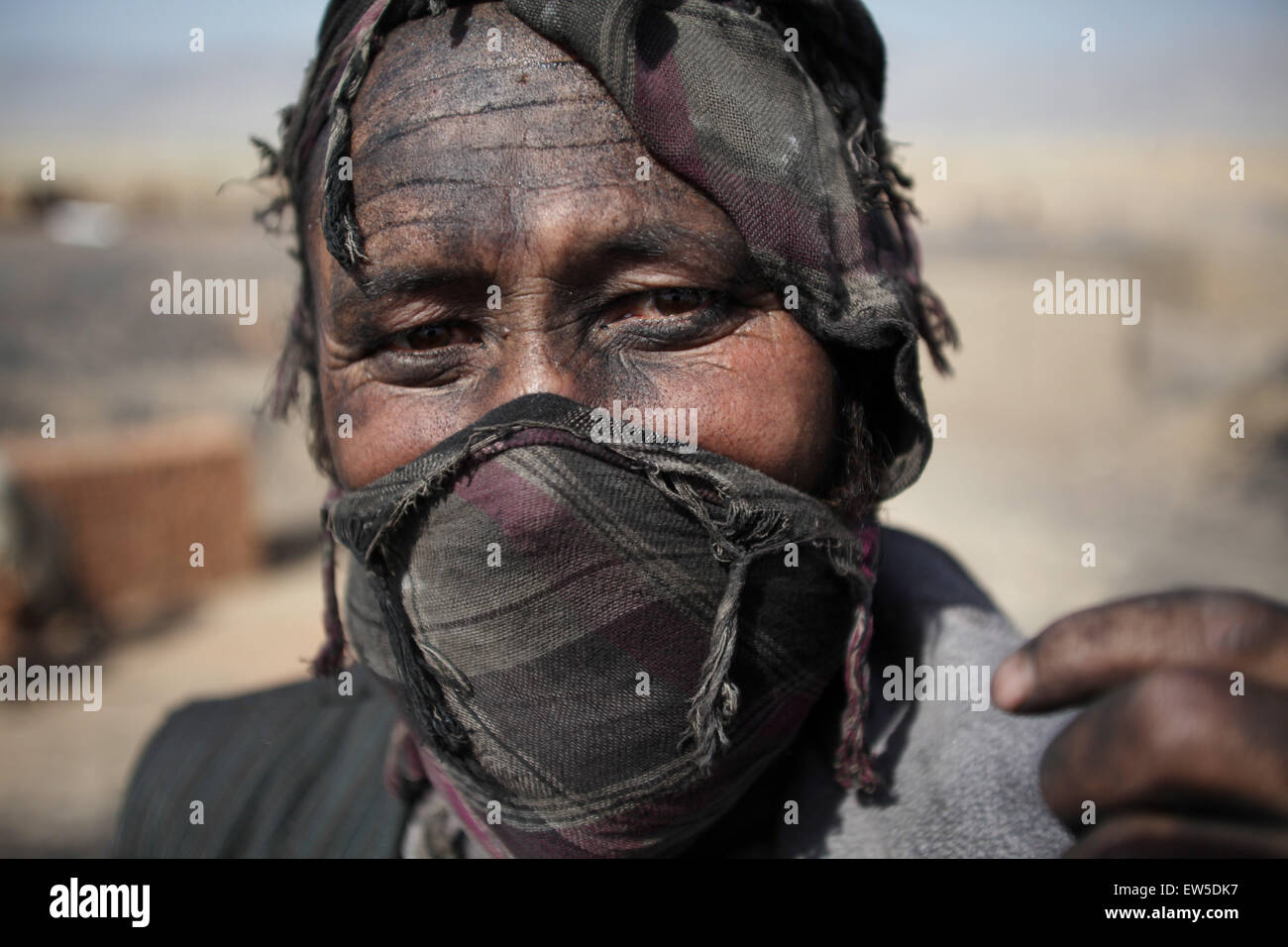 Kabul, Afghanistan. 17. Juni 2015. Eine afghanische Arbeiter posiert für ein Foto an eine Ziegelei in Kabul, Afghanistan, 17. Juni 2015. © Ahmad Massoud/Xinhua/Alamy Live-Nachrichten Stockfoto