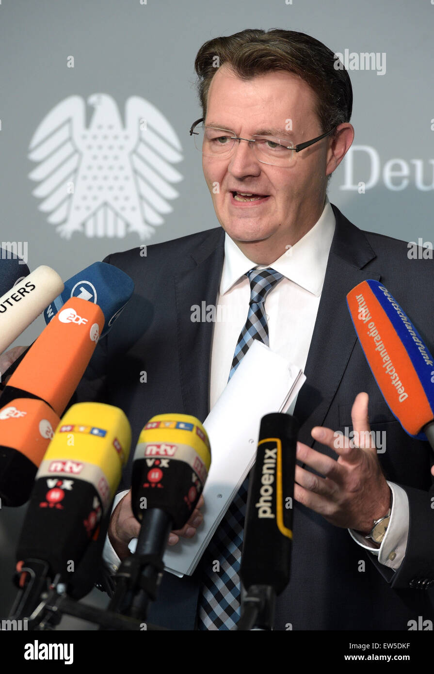 Berlin, Deutschland. 18. Juni 2015. Stellvertretender Vorsitzender des Ausschusses, Michael Frieser, beantwortet Fragen von Reportern vor der öffentlichen Sitzung des Deutschen Bundestages Edathy Untersuchungskommission in Berlin, Deutschland, 18. Juni 2015. Foto: RAINER JENSEN/Dpa / Stockfoto