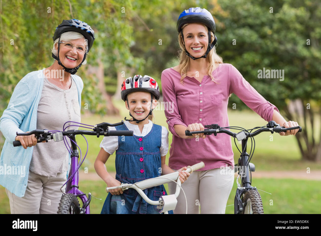 Glücklich Multi-Generationen-Familie auf ihr Fahrrad im park Stockfoto