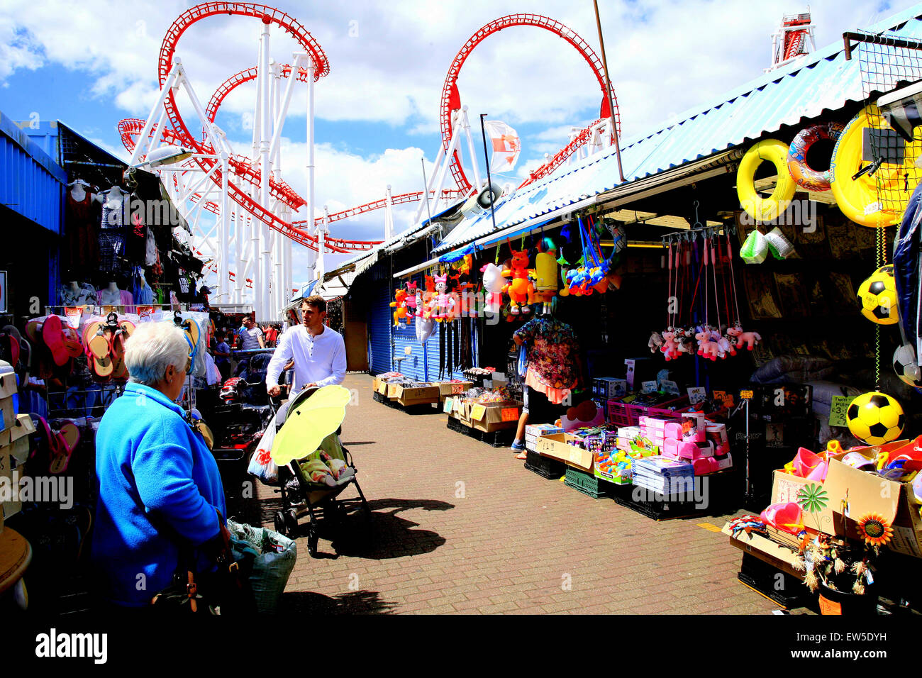 INGOLDMELLS, SKEGNESS, LINCOLNSHIRE, UK. 3. JUNI 2015.  Der outdoor-Markt und Achterbahn auf Fantasy Island. Stockfoto