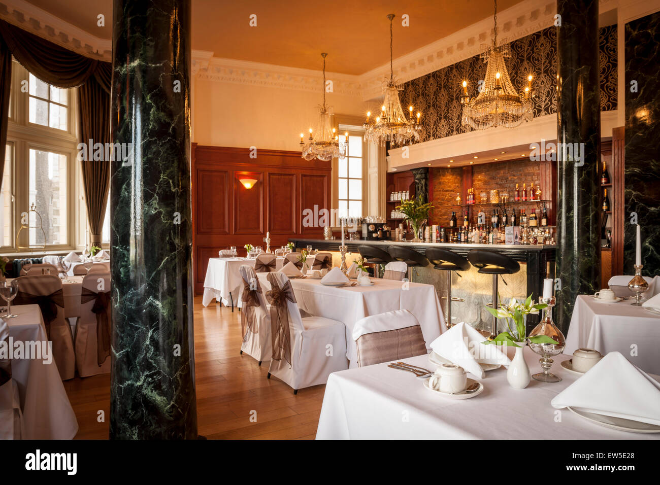 Bar und Restaurant des Hotels Quenns in Southsea UK Stockfoto