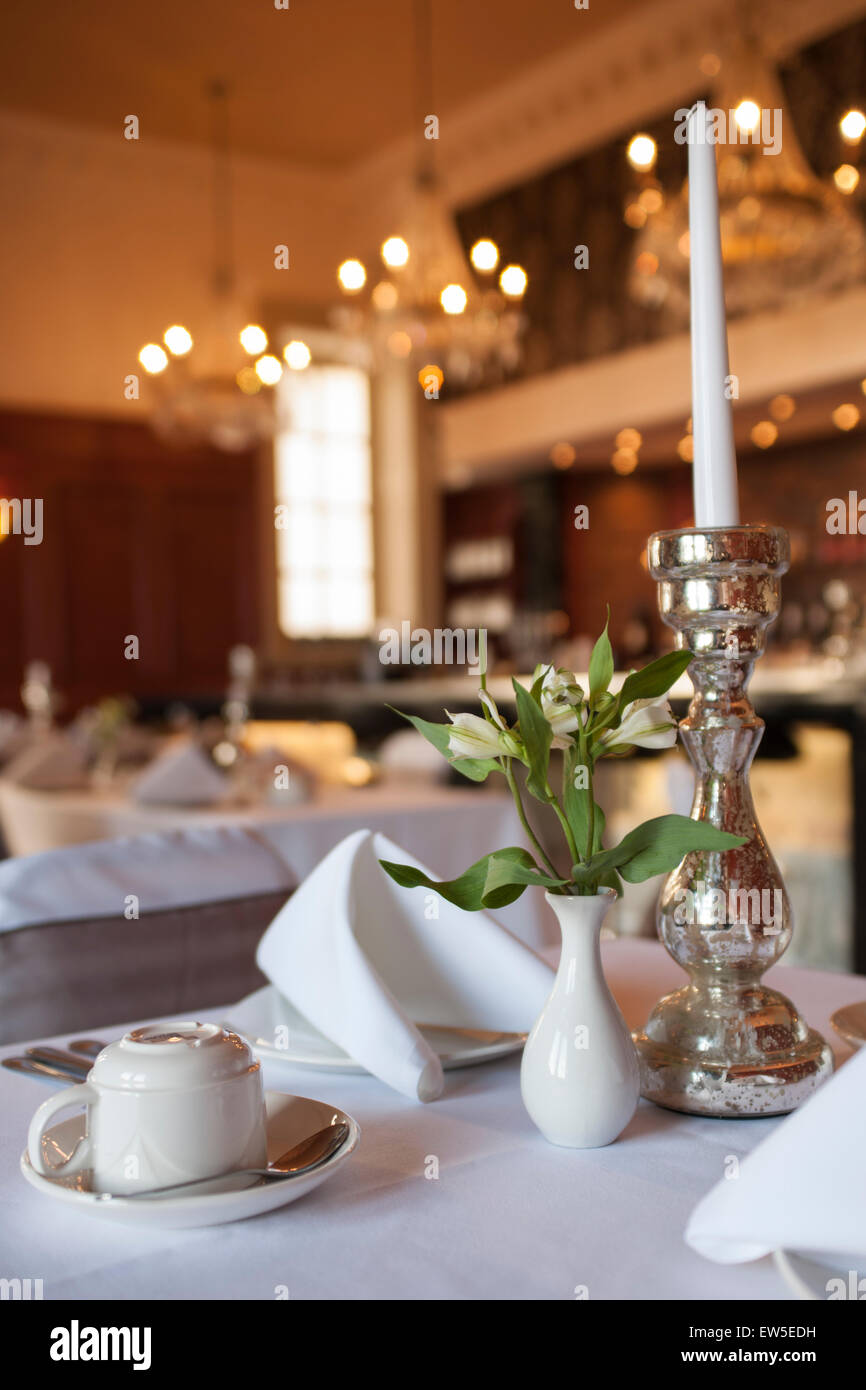 Tischdekoration in einem gehobenen Hotelrestaurant Stockfoto