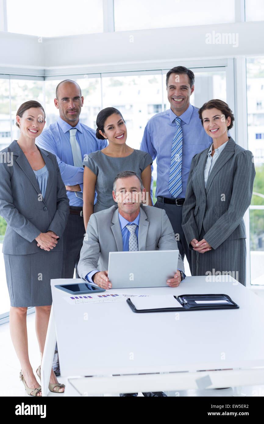 Blick in die Kamera lächelnden Business-team Stockfoto