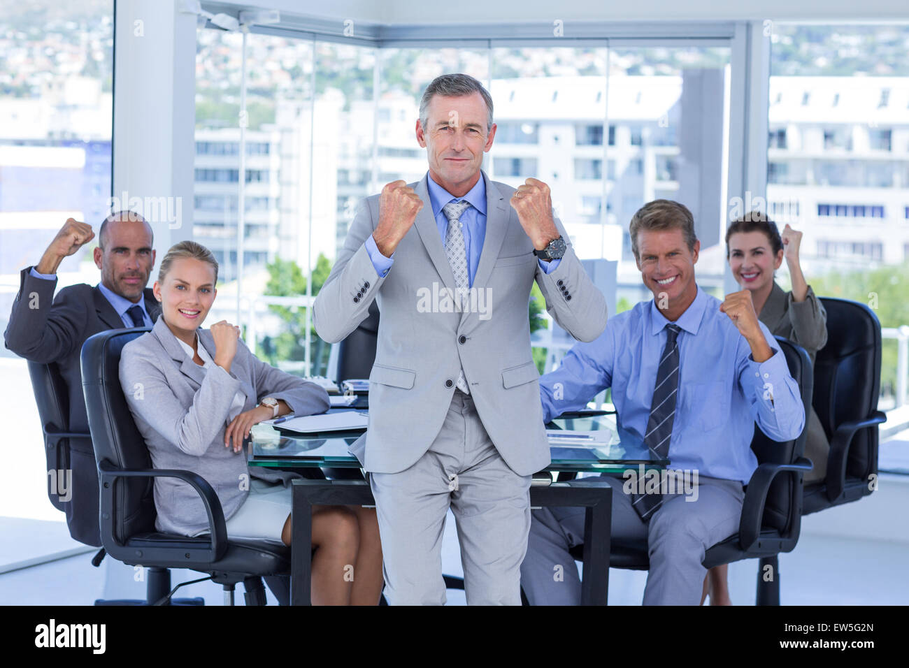 Business Team lächelnd und feiern in die Kamera Stockfoto