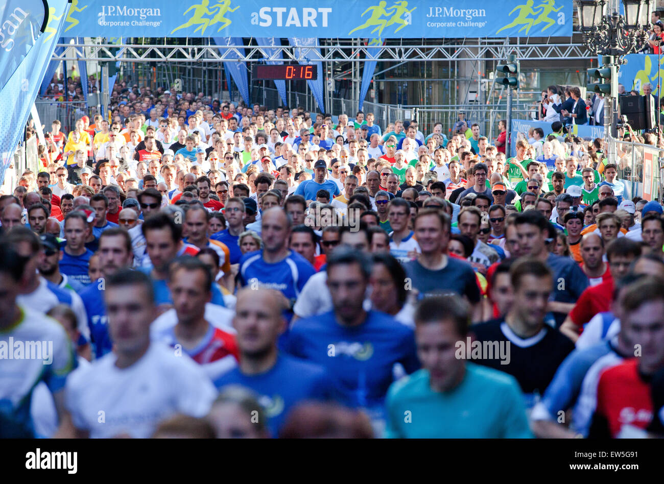 Einige der rund 70.000 Läufer Take off auf der 23. JP Morgan Corporate Challenge Lauf in Frankfurt Am Main, Deutschland, 17. Juni 2015. Laut Veranstalter kommen Mitarbeiter aus mehr als 2.600 Unternehmen aus mehr als 400 Städten für die worl Stockfoto