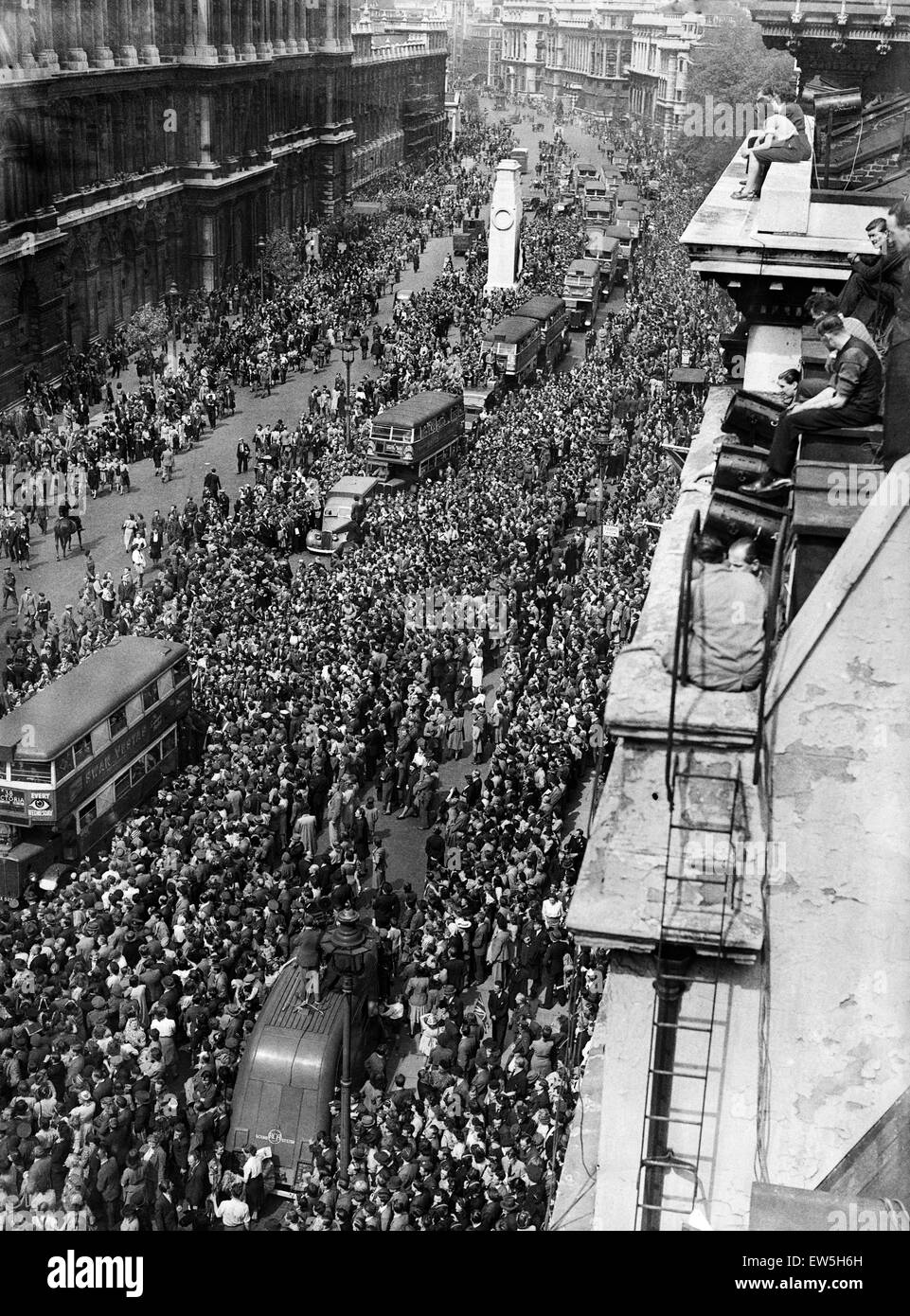 VE Day Feierlichkeiten in London am Ende des zweiten Weltkriegs.  Einige der großen Menschenmenge versammelt in Whitehall für die Feierlichkeiten.  8. Mai 1945. Stockfoto