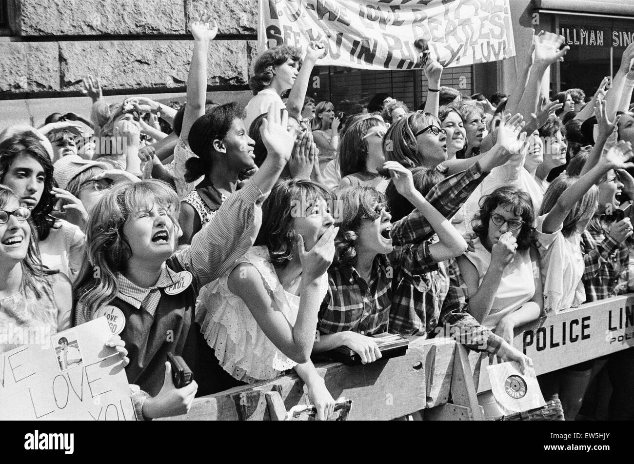 Die Beatles in New York City auf der North American Tour vor ihrem Konzert in Forest Hills stattfinden.   Jubelnde Fans versammelten sich vor der Delmonico-Hotel in New York City, wo die Band wohnst. 28. August 1964. Stockfoto