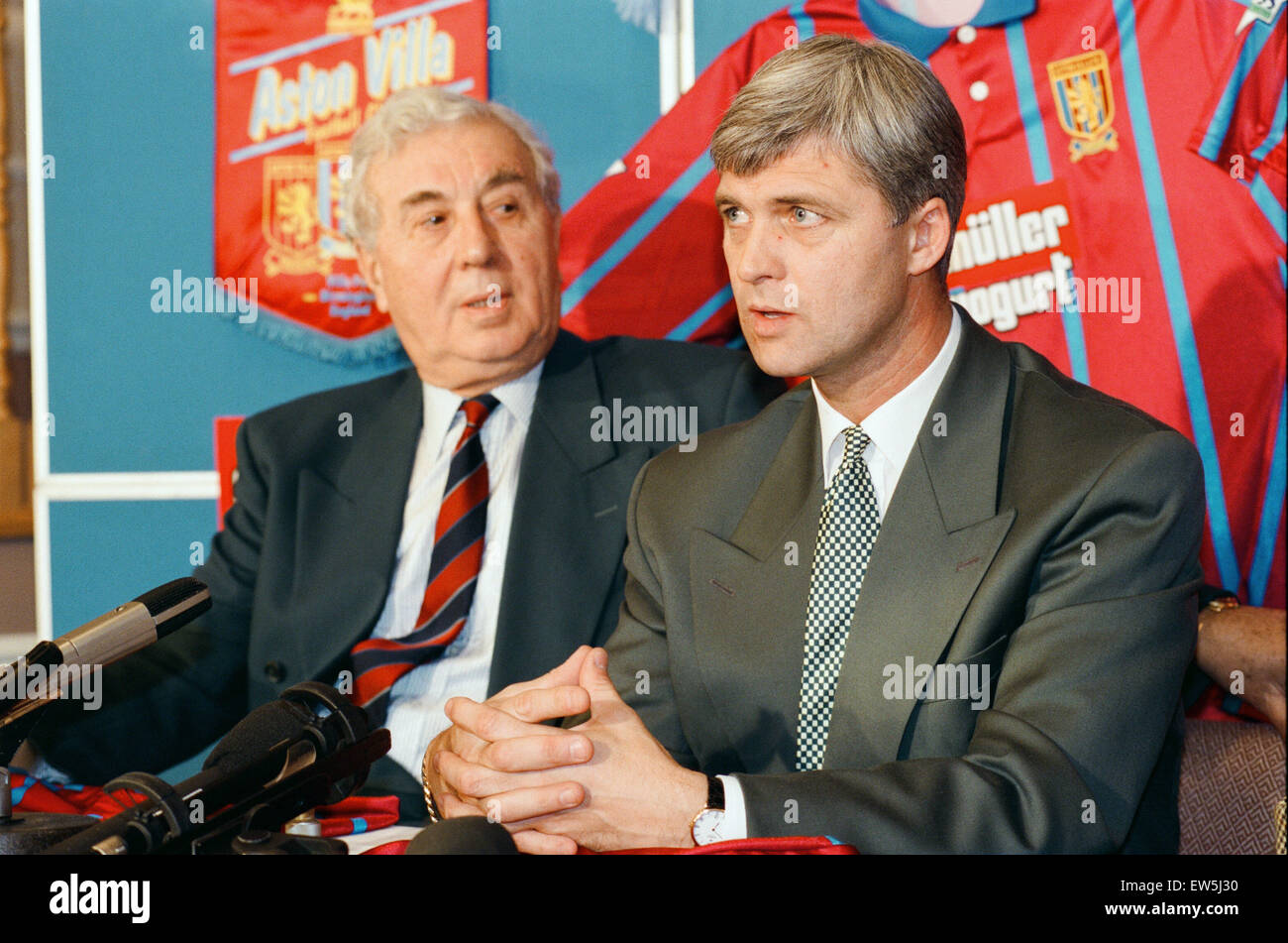 Brian ist wenig enthüllt als neuer Manager von Aston Villa. Er ist mit Doug Ellis (links) abgebildet. 25. November 1994. Stockfoto