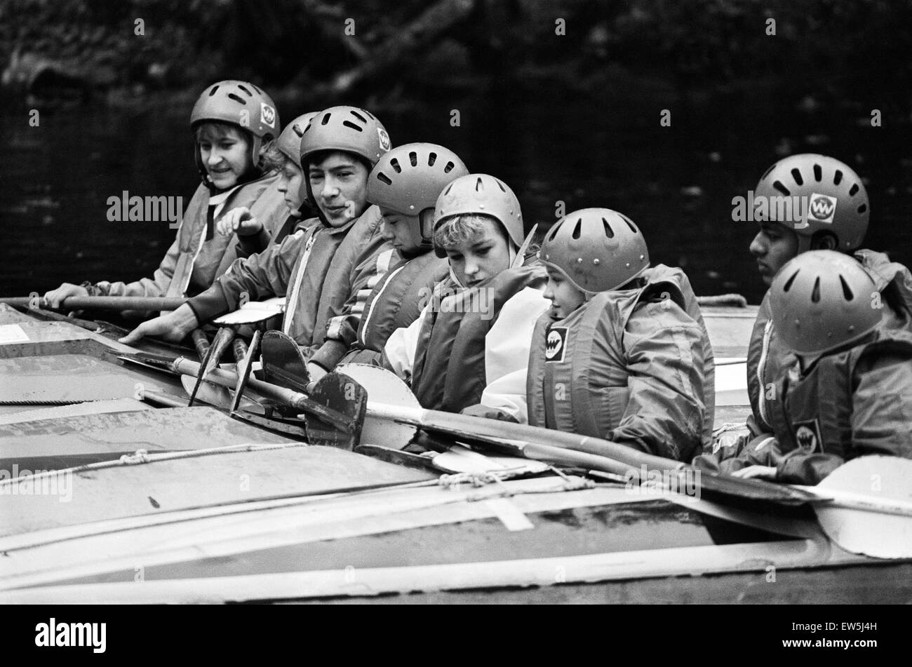 Plas Dol-y-Moch, Coventry Outdoor Education Centre liegt im Herzen des Snowdonia National Park. Junge Teenager in Kanus. Maentwrog, Gwynedd, Wales, 26. Oktober 1987. Stockfoto