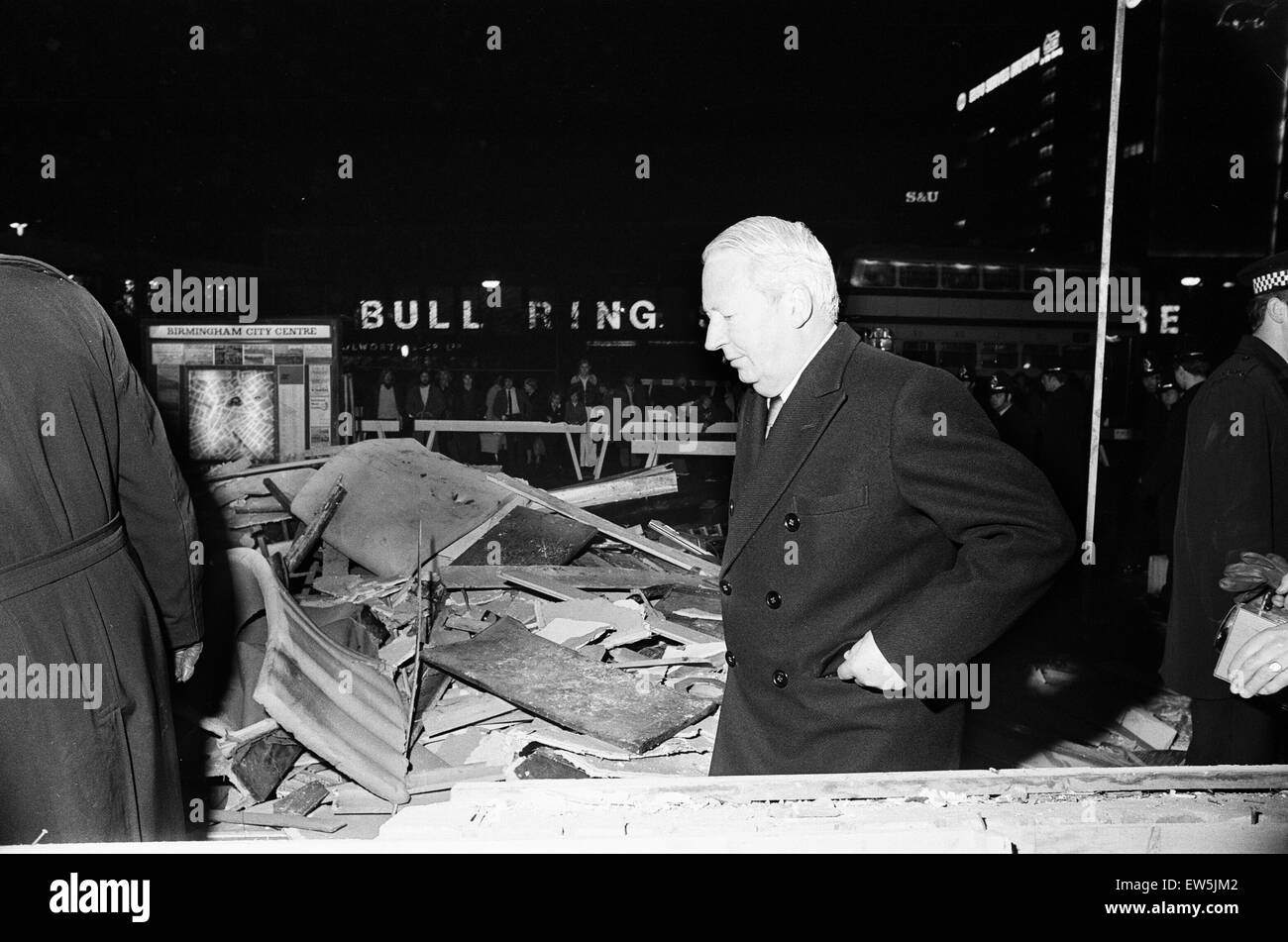 Taverne in der Stadt, Pub. 22. November 1974. Edward Heath Führer der Opposition, inspiziert Bombenschäden. Birmingham Pub Bombardierungen 1974. Die Taverne in der Stadt, ein zentralen Birmingham Pub wurde 21. November 1974, einer von mehreren Bombenanschlägen bombardiert. Insgesamt 21 Stockfoto