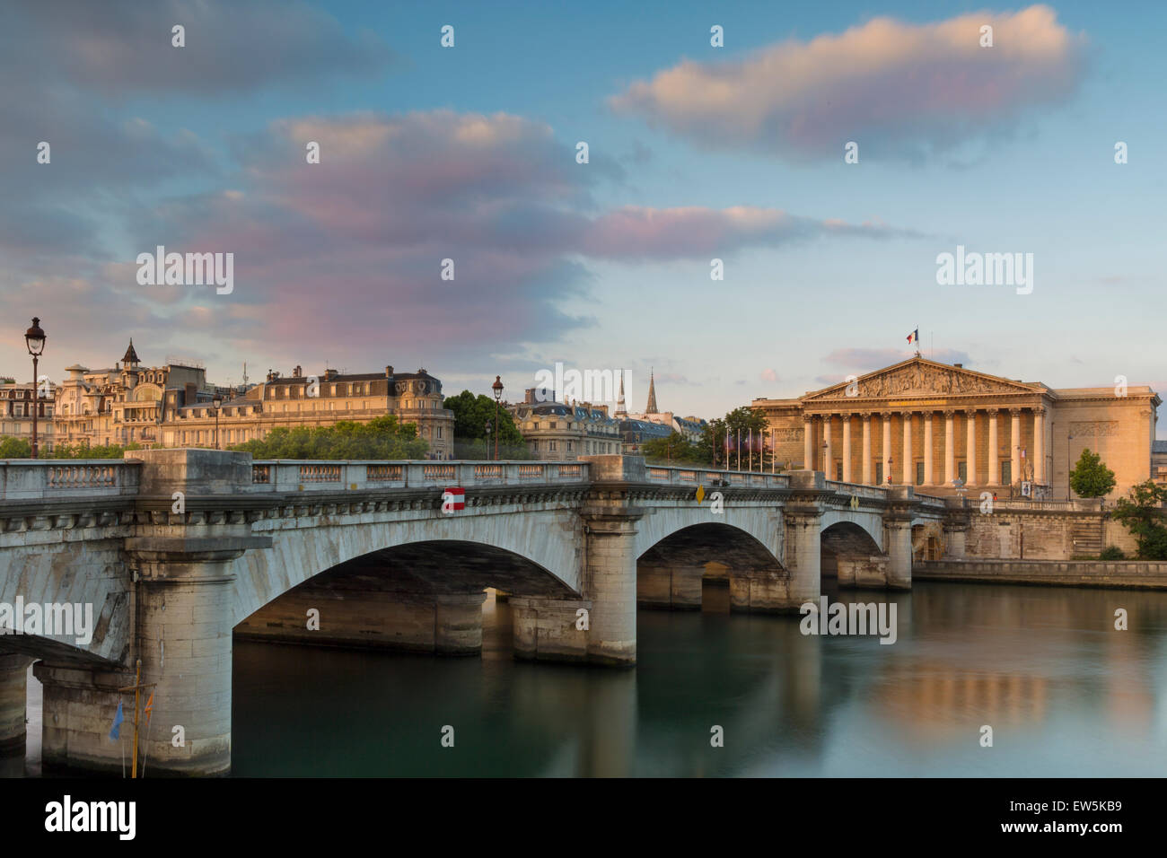 Morgendämmerung über Seine, Pont De La Concorde und Nationalversammlung Nationale, Paris, Frankreich Stockfoto