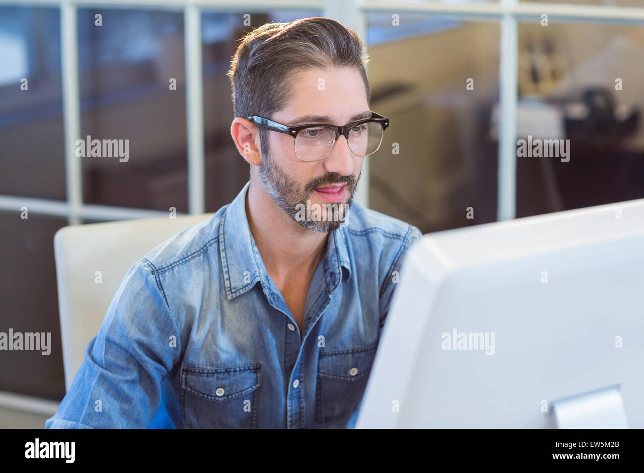 Lässige Geschäftsmann Computerbildschirm betrachten Stockfoto