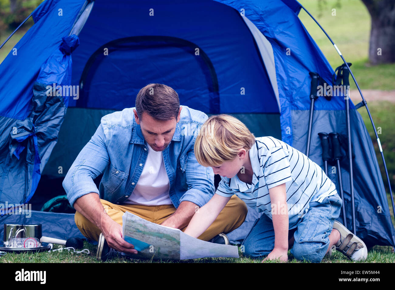Vater und Sohn im Park camping Stockfoto