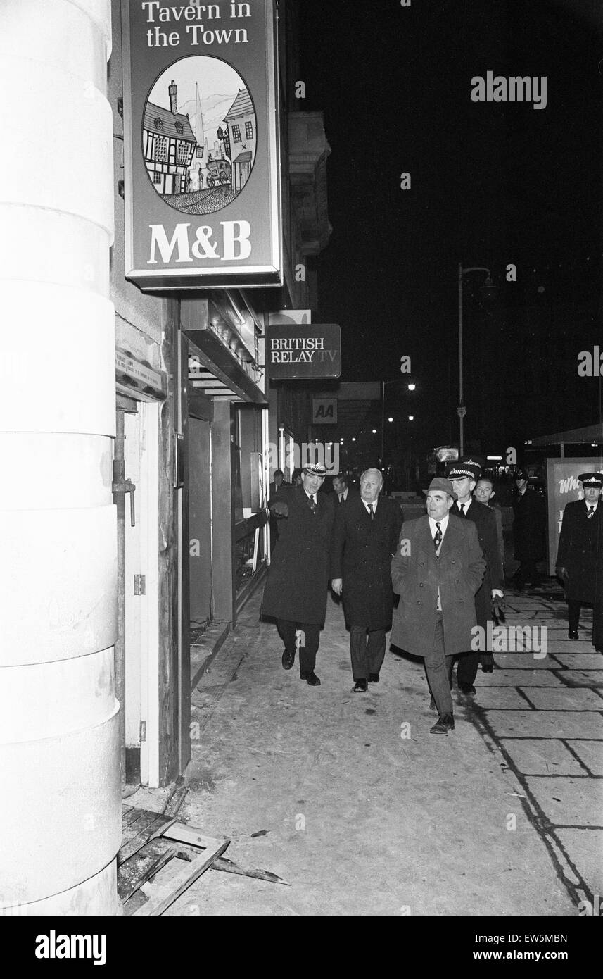 Taverne in der Stadt, Pub. 22. November 1974. Edward Heath Führer der Opposition, inspiziert Bombenschäden. Birmingham Pub Bombardierungen 1974. Die Taverne in der Stadt, ein zentralen Birmingham Pub wurde 21. November 1974, einer von mehreren Bombenanschlägen bombardiert. Insgesamt 21 Stockfoto