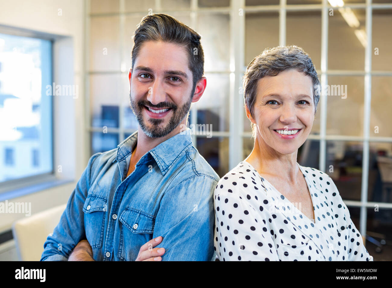 Lächelnd Team stehend Arme gekreuzt Stockfoto