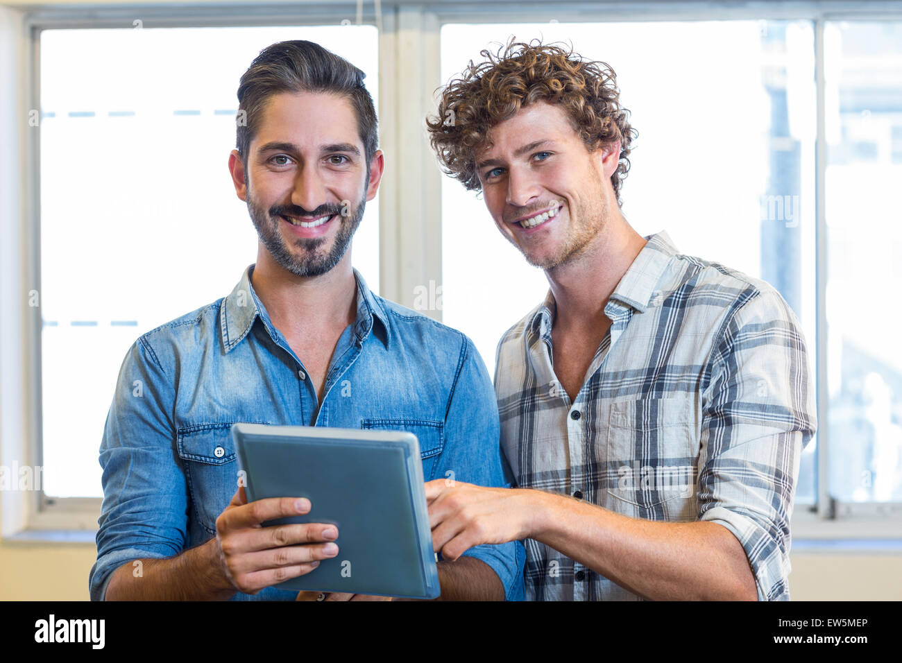 Business-Team Blick auf tablet Stockfoto