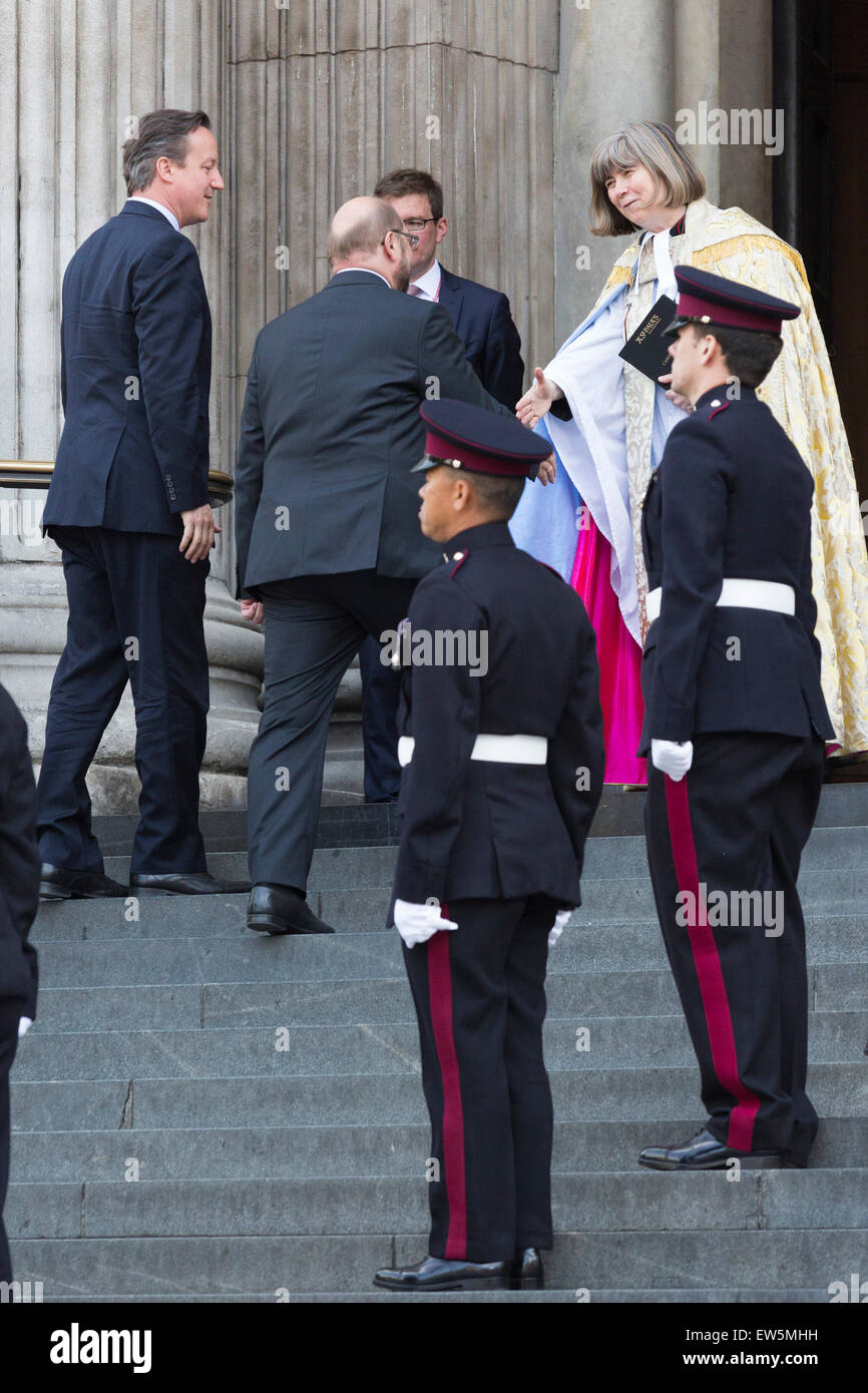 London, UK. 18. Juni 2015. Premierminister David Cameron kommt mit Martin Schulz, der Präsident des Europäischen Parlaments. Besucher kommen, um den Wehrdienst zum Gedenken an den 200. Jahrestag der Schlacht von Waterloo in der St. Pauls Kathedrale besuchen. Bildnachweis: OnTheRoad/Alamy Live-Nachrichten Stockfoto