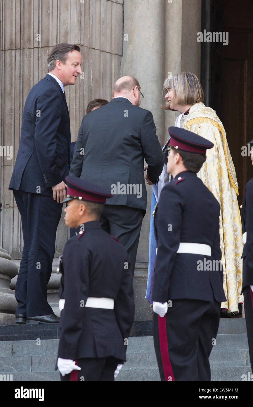 London, UK. 18. Juni 2015. Premierminister David Cameron kommt mit Martin Schulz, der Präsident des Europäischen Parlaments. Besucher kommen, um den Wehrdienst zum Gedenken an den 200. Jahrestag der Schlacht von Waterloo in der St. Pauls Kathedrale besuchen. Bildnachweis: OnTheRoad/Alamy Live-Nachrichten Stockfoto