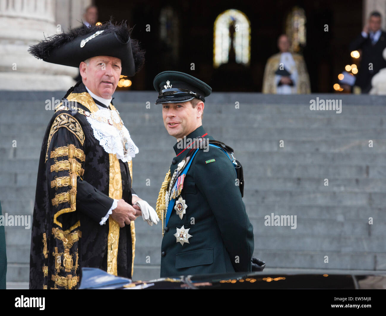 London, UK. 18. Juni 2015. Der Lord Mayor of London grüßt Prince Edward, Earl of Wessex, als er auf e, um den Wehrdienst zum Gedenken an den 200. Jahrestag der Schlacht von Waterloo in der St. Pauls Cathedral besuchen kommt. Bildnachweis: OnTheRoad/Alamy Live-Nachrichten Stockfoto