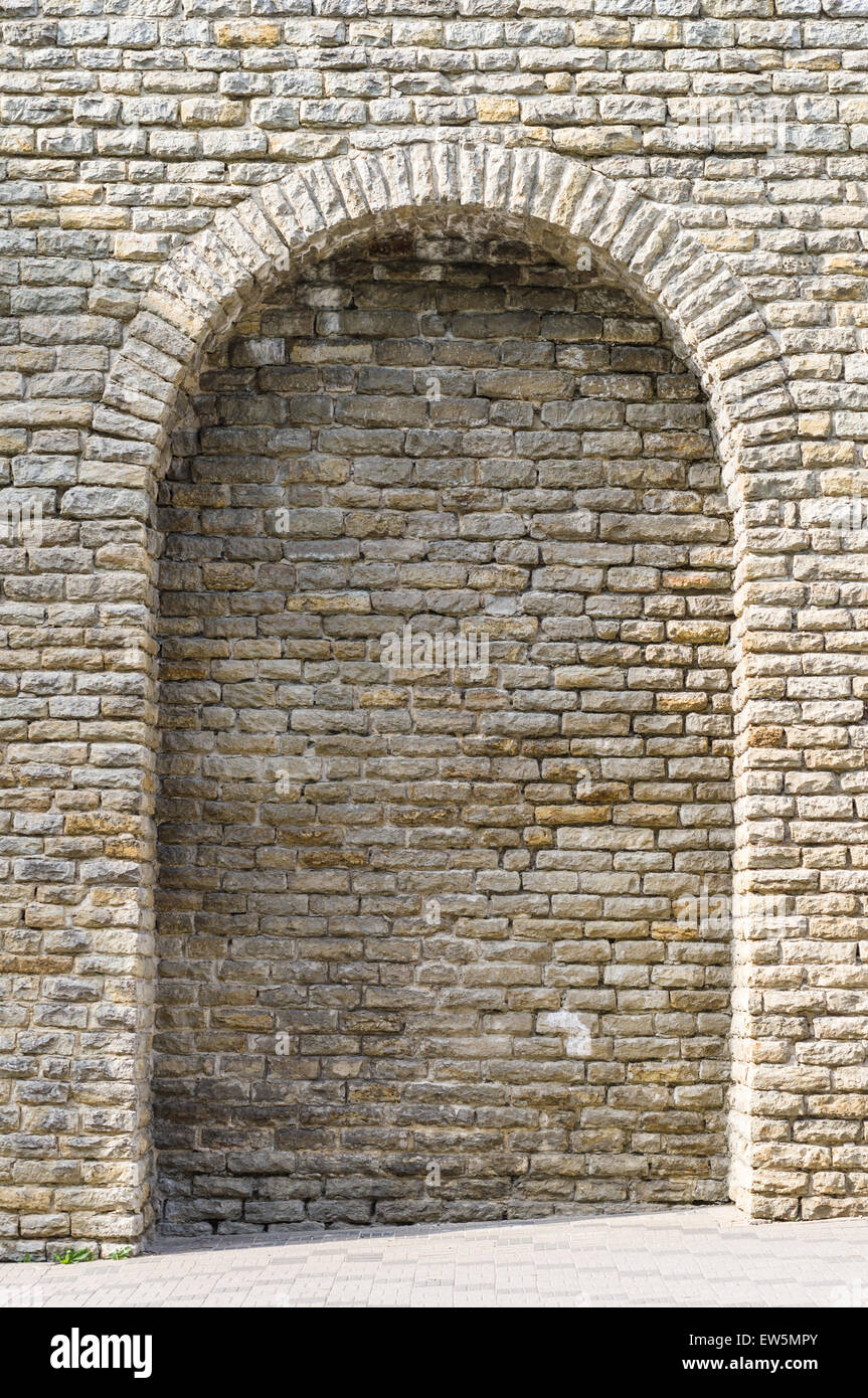 Mittelalterliche Kalksteinwand mit Bogen Stockfoto