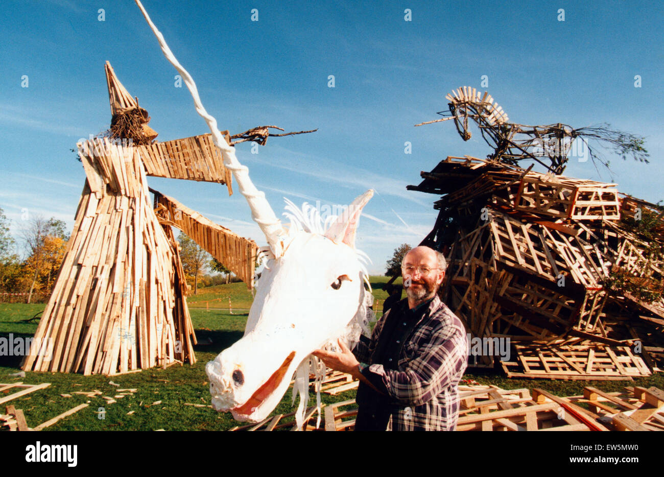 Bildhauer, Phil Bews mit seinen Skulpturen Lagerfeuer ein Zauberer und ein Einhorn. Birkenholz Waldpark, Warrington, 3. November 1995. Stockfoto