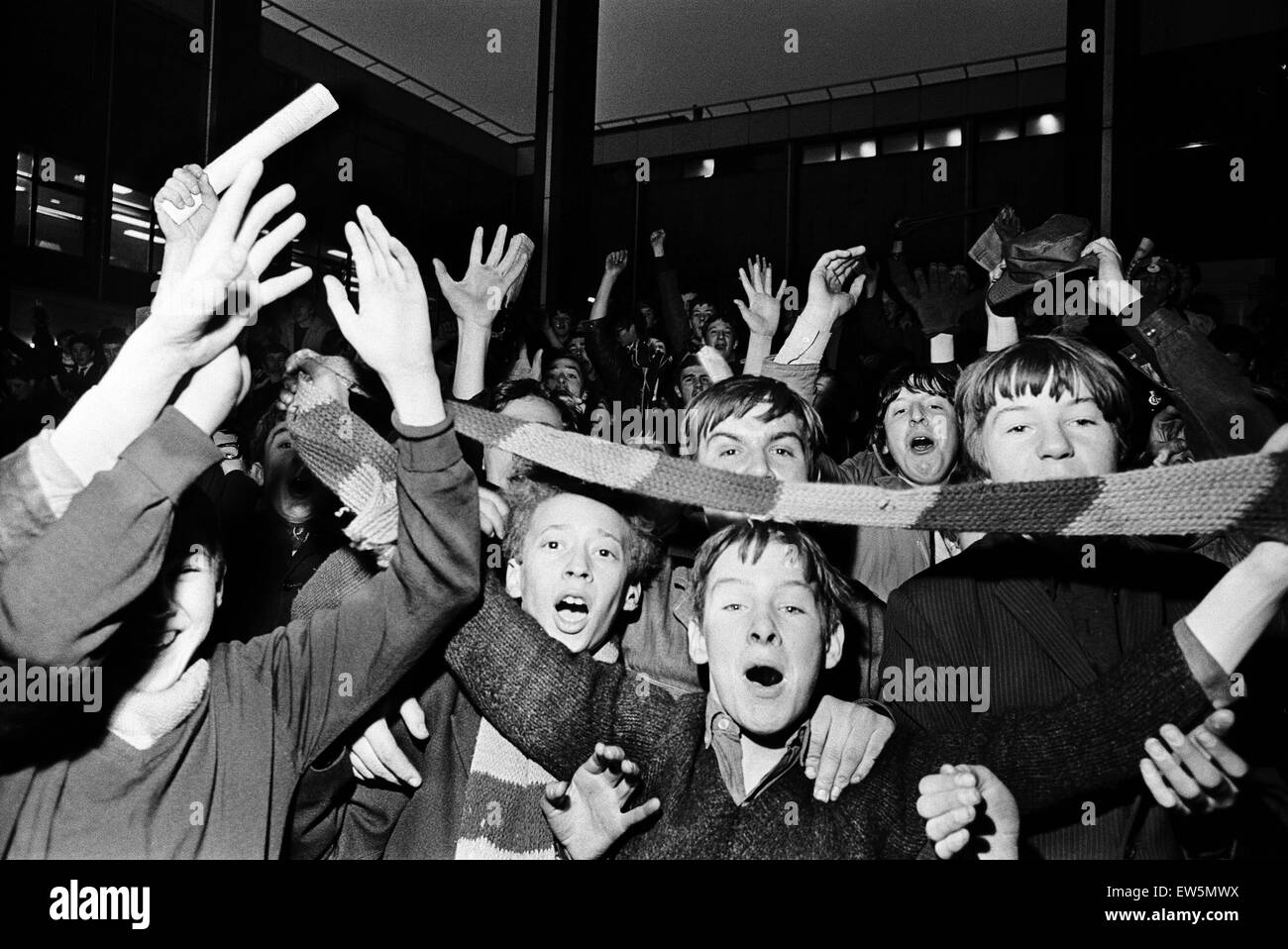 Aston Villa-Fans protestieren über ihre schlechten Teamleistung außerhalb der Sonntag Quecksilber-Büros in Colmore Zirkus. 9. November 1968. Stockfoto