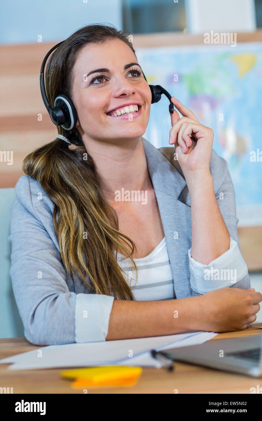 Hübsche Reisebüro im Gespräch mit Kunden Stockfoto