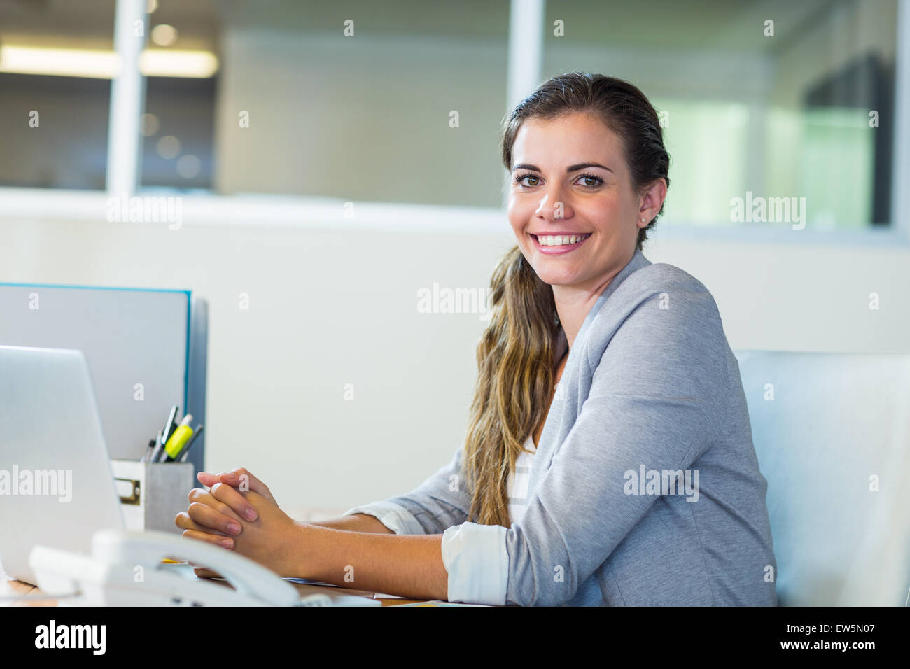 Hübsche Geschäftsfrau lächelnd in die Kamera Stockfoto