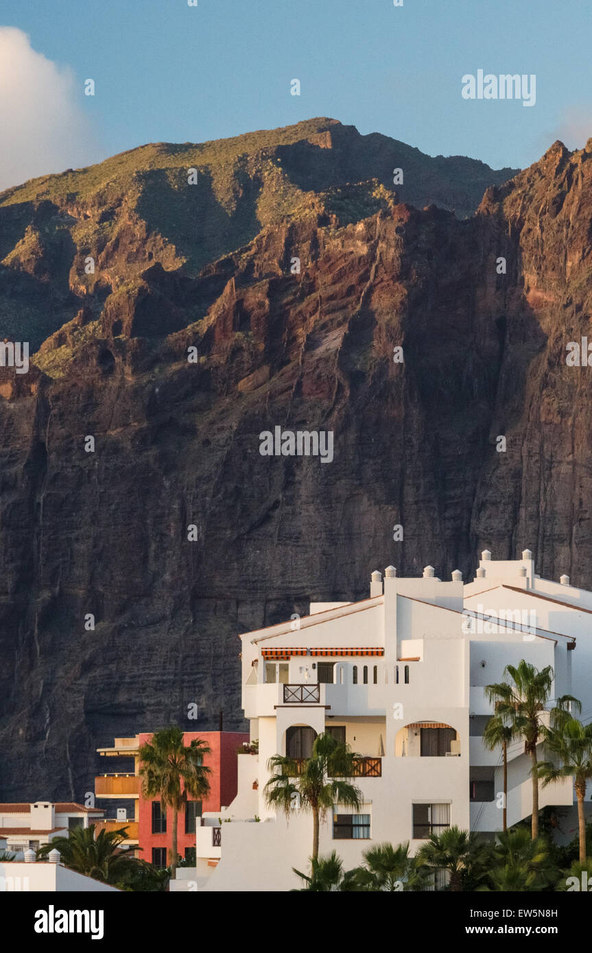 Vertikale Bergblick auf Teneriffa Hotelresorts Stockfoto