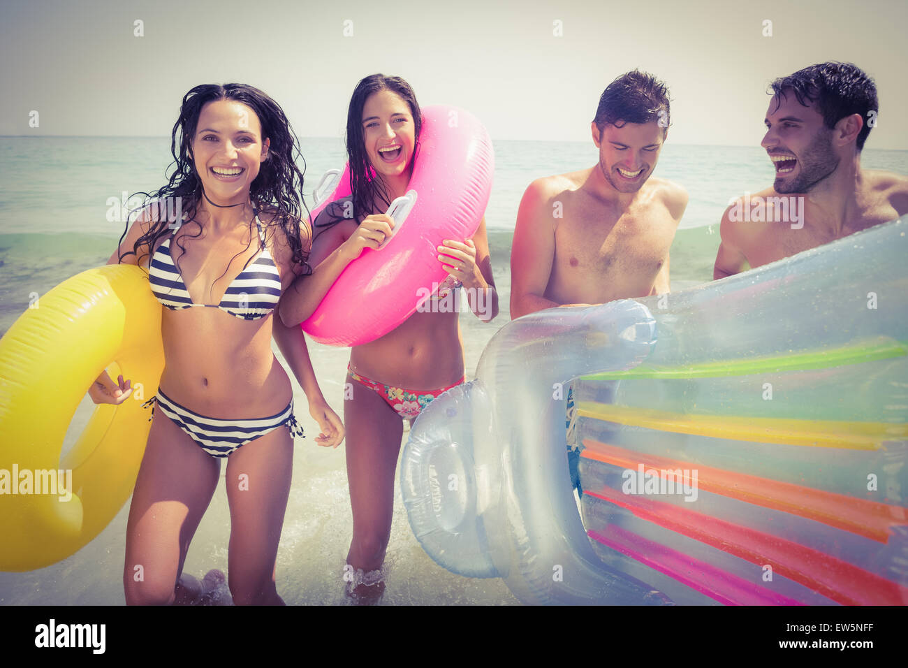 Glückliche Freunde, die Spaß am Strand Stockfoto