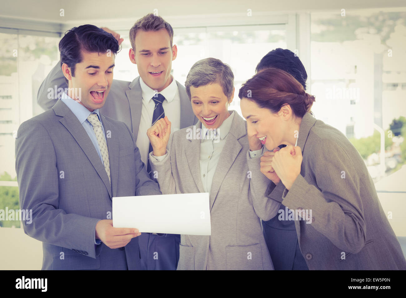 Business-Team feiert einen neuen Vertrag Stockfoto