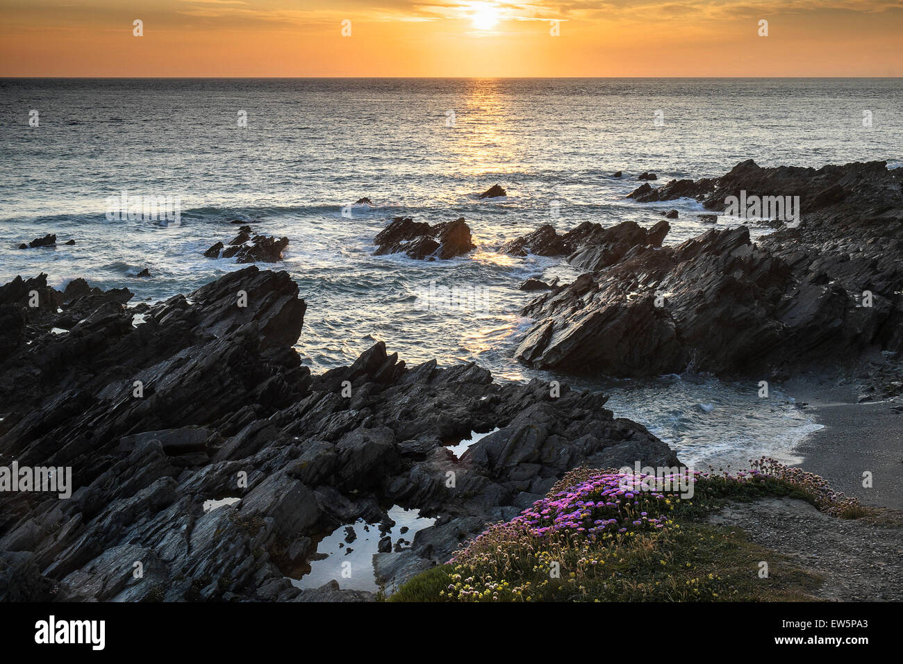 Sonnenuntergang über der schroffen Küste von North Cornwall. Stockfoto