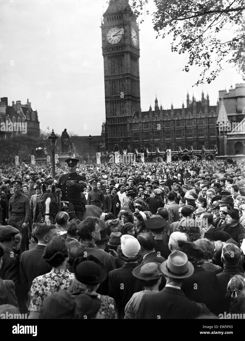 VE Day Feierlichkeiten in London am Ende des zweiten Weltkriegs.  Einige der großen Menschenmenge versammelt in Whitehall für die Feierlichkeiten.  8. Mai 1945. Stockfoto