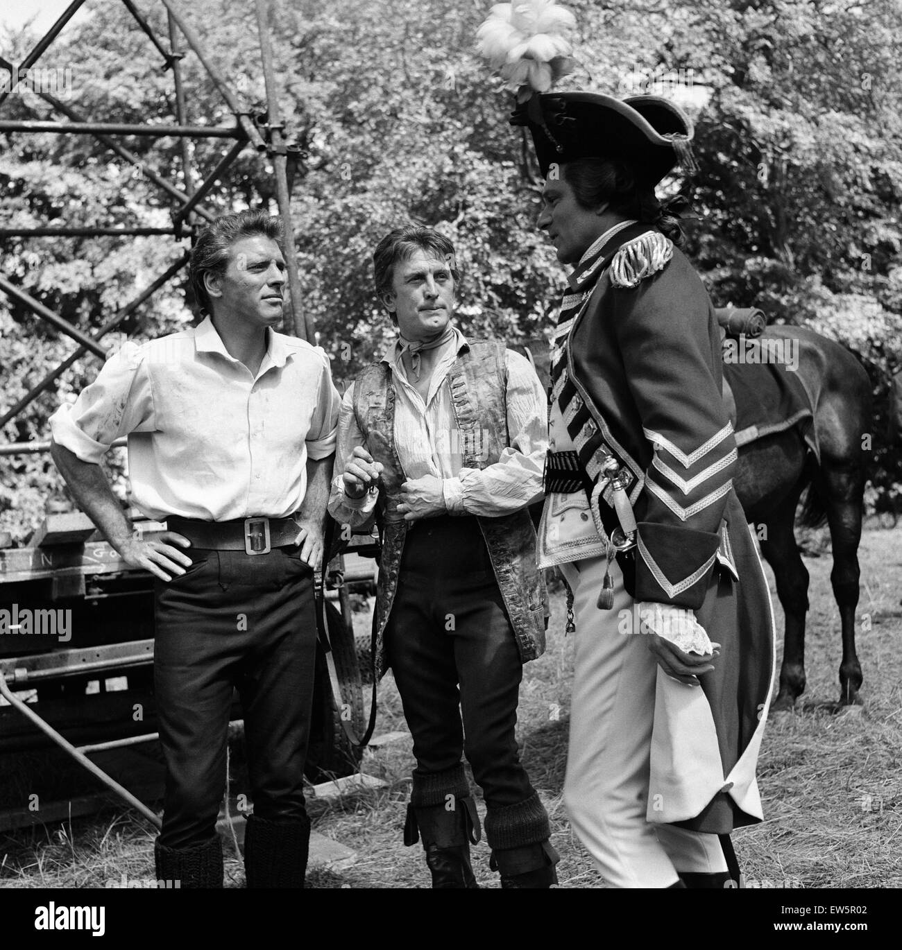 Laurence Olivier am Set von "The Devils Jünger" in Tring Park, Hertfordshire, Burt Lancaster und Kirk Douglas. 30. Juli 1958. Stockfoto